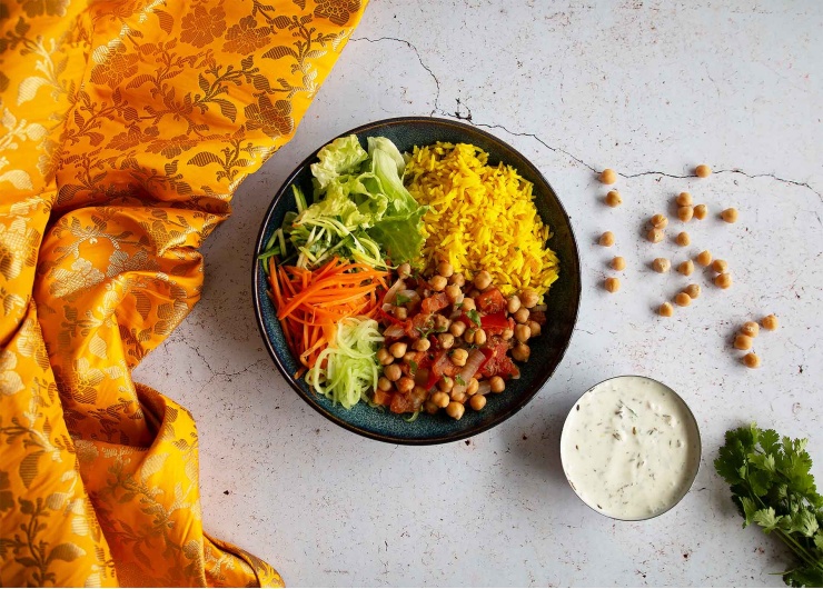 Buddha bowl indien, pois chiches et riz au curcuma